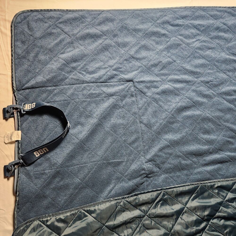 Ugg 60x72 Quilted Picnic Blanket Navy - Picture 6 of 9
